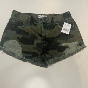 Free People We The Free camo shorts size 27 NWT